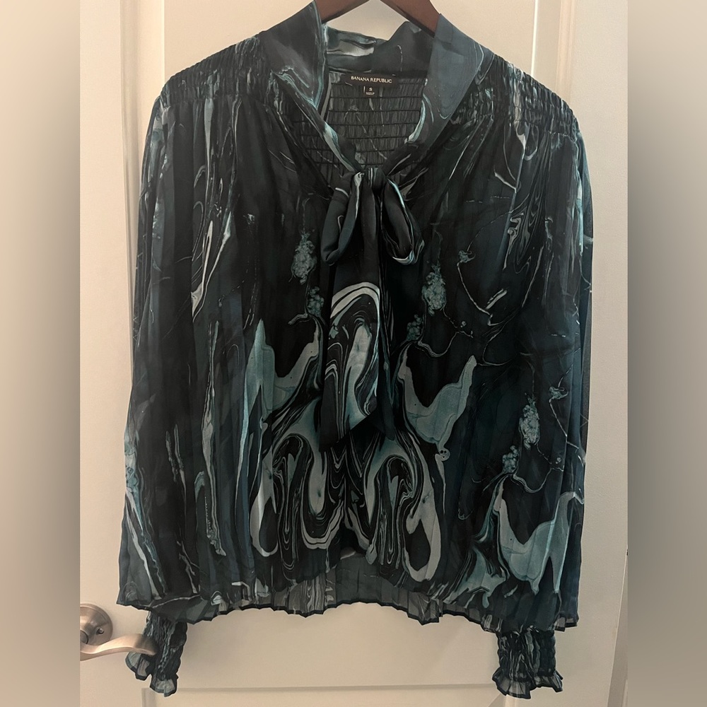 Banana Republic Pleated Tie Neck Marble / Watercolor Blouse